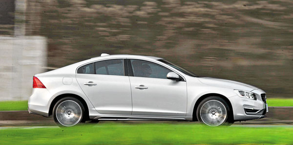 S60 T4的0~100公里/時加速需時9.0秒,其Dynamic運動底盤操駕起來頗為紮實明確,兼顧行路舒適性與操控樂趣。