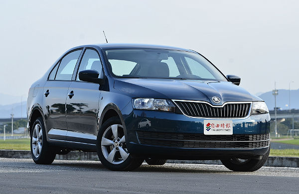 Škoda Rapid是定位在自家新一代Octavia中型房車(預計會在月底台北車展發表)之下的中小型房車,其4米48的車長與2米6的軸距,其實和上一個世代的國產中小型房車相當,訴求偏好歐洲造車工藝的家庭房車買家。