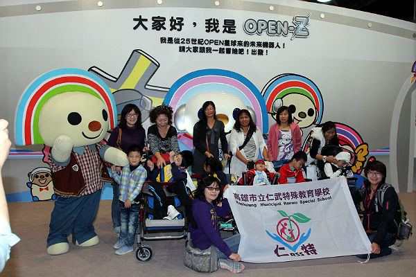 Caddy IPC 無障礙接駁 讓輪椅學童與 OPEN-Z 零距離接觸