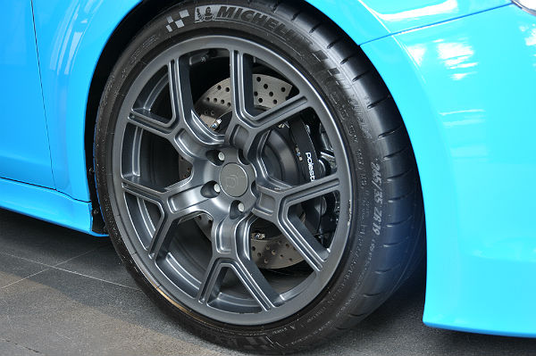 19吋輕量化鋁圈，裡面則是Polestar-Brembo 6 活塞卡鉗和380mm通風碟。