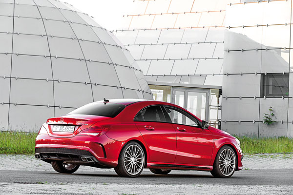若將一般CLA選配全車AMG Sport空力套件、Night Package夜色套件及AMG專屬鋁圈，外觀乍看之下確實和CLA 45 AMG相當接近，僅能從前葉子板和尾門上的車型標示字樣，以及後保險桿的黑色分流器造型與四邊形雙排氣尾管來加以分辨。