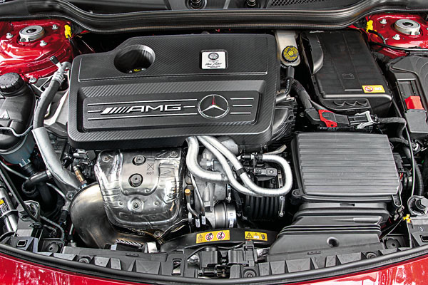 這具2.0升直4缸內直噴雙渦流Turbo引擎經過AMG部門精心調校，可輸出360匹最大馬力，並在2,250～5,000轉形成一段峰值為45,9公斤米的扭力高原；最不可思議的是，竟還能擁有每公升跑14.5公里的原廠平均油耗數據。跟其他V8的AMG引擎一樣，秉持著AMG一貫「one man, one engine」的製作理念，由一位資深技師完全手工裝配，上面鑲有技師的銘牌以示負責。