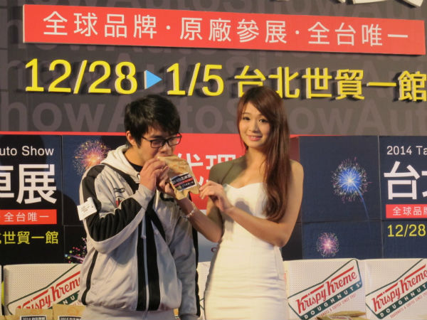 火辣車模請吃 103 個 Krispy Kreme 甜甜圈