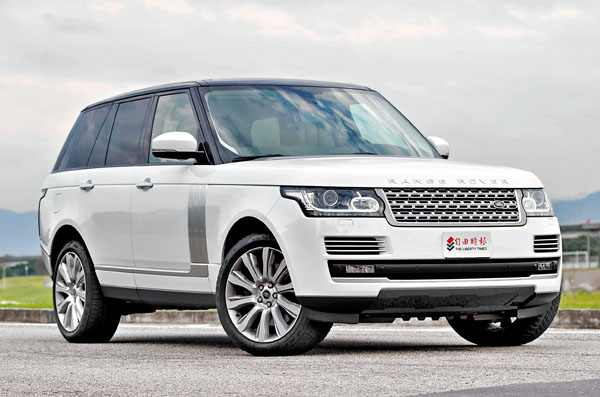 Land Rover最頂級的Range Rover車系現已邁入第4代，國內其5.0 V8 S/C動力旗艦起跳價來到998萬之譜，創下進口豪華SUV市場新高，是目前台灣市場最昂貴奢華的運動型休旅車。