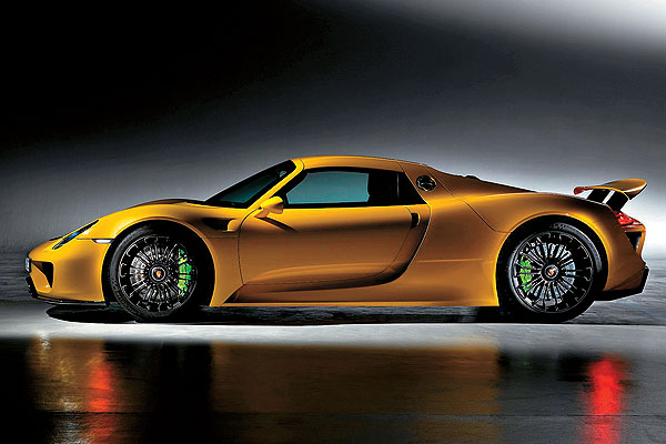 保時捷918 Spyder為雙人座Roadster敞篷跑車，若蓋上硬頂看起來就像Coupé般洗鍊帥氣。