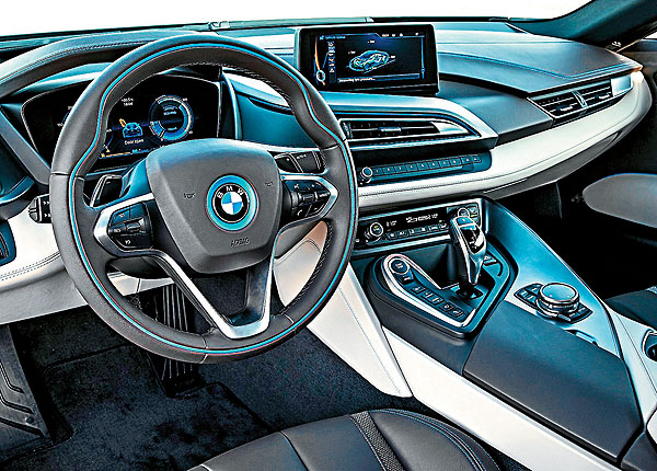內裝控台鋪陳前衛中不失BMW的傳統調性，整個座艙隨處可見水藍色的元素，以呼應本車環保節能的產品訴求。