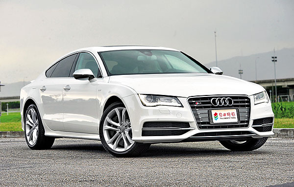 Audi S7 Sportback低扁霸氣的車頭，在鋒利的頭燈陪襯下，頗有幾分自家R8超跑的味道，看起來相當剽悍霸氣。