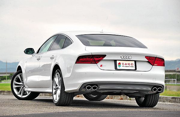 從車尾看去，S7 Sportback低斜流線的C柱，融入寬闊的肩線與尾廂造型，視覺上十分動感流暢，保險桿下左右雙邊出的4只橢圓形排氣尾管，更彰顯其高性能Coupé的跑格。