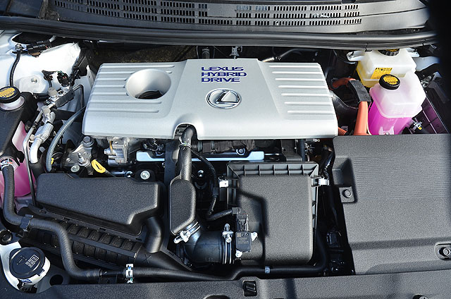 引擎蓋下的Lexus Hybrid Drive系統，結合一具可輸出99匹最大馬力的1.8升Atkinson循環引擎，以及具有80匹馬力輸出的永磁電動馬達，最大總和馬力可達136匹，能源局公布的歐規平均油耗每公升可跑23.3公里，無庸置疑是該排氣量級距能源效率最佳的第1級。
