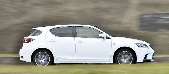 Lexus CT 200h F SPORT的動力性能雖談不上鋼砲等級，但日常代步使用卻也相當夠用；紮實硬朗的底盤懸載調校，開起來很有歐系掀背鋼砲的fu。
