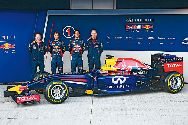 4屆世界冠軍Sebastian Vettel（左二）及紅牛車隊RB10新賽車，在賽季前測試期間，似乎受到Renault引擎動力表現不如預期及新賽例限制了賽車空力效應的雙重影響，無論測試速度和圈數都很不理想；而由Toro Rosso升上來的澳洲車手Daniel Ricciard（右二）能否適應紅牛的團隊，也讓外界感到好奇。