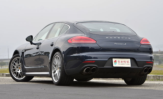 這輛換上V6雙Turbo動力的小改款Panamera S試駕車為金屬深藍車色，車尾左右雙邊出的4根圓形排氣尾管，流露出跑車的性能氣勢。