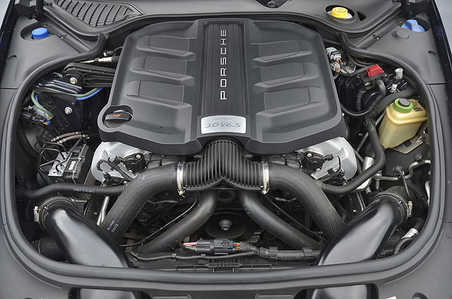小改款後的Panamera S以一具3.0升V6缸內直噴雙Turbo引擎來取代原先的4.8升V8自然進氣引擎，可輸出420匹最大馬力與53.0公斤米峰值扭力，動力輸出效能大幅精進。