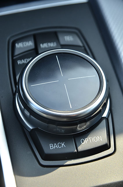 新一代iDrive控制系統的旋鈕上整合了手寫觸控功能。