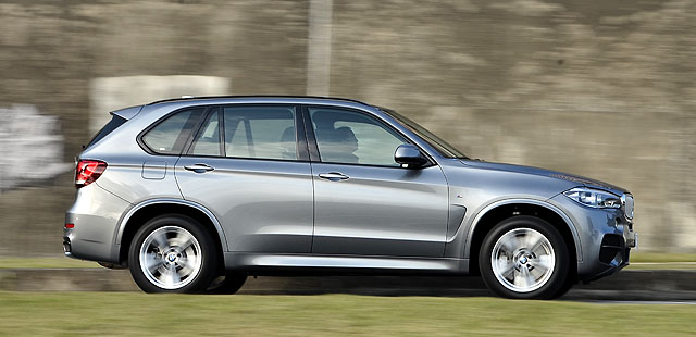 X5 M50d加速表現非常凌厲，儘管車重超過2.2公噸，0～100公里／時加速卻只需5.3秒，平均油耗每公升柴油可跑11.1公里，達到該排氣級距最佳的1級標準。