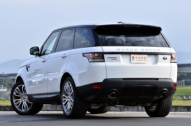 Range Rover Sport承襲了該品牌一貫剛硬方正的外型特徵,而本試駕車的Santorini Black對比色車頂更體現了其英式經典風格。