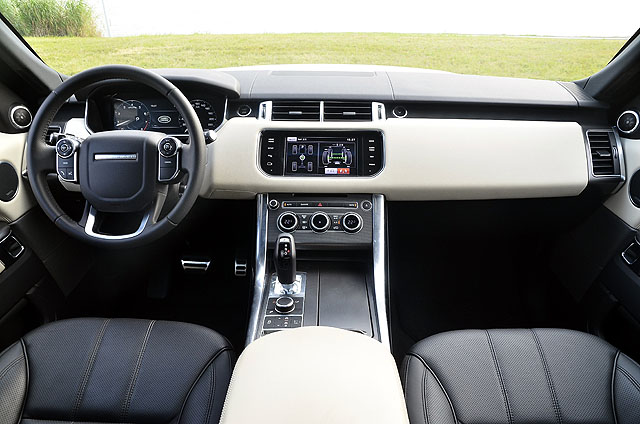 Range Rover Sport的內裝控台鋪陳乍看之下與自家老大哥Range Rover相當貌似，若細加比對，會發現Range Rover Sport控台傾斜角度比較大，以呼應其傾斜動感的A柱設計。