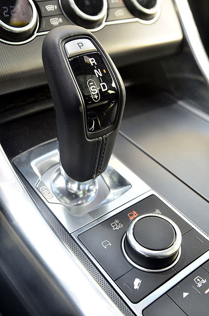 CommandShift 8速ZF手自排系統採取與Jaguar F-Type相同的排檔桿設計，而下方的第2代Terrain Response® 全地形反饋適應系統則為旋鈕式設計，讓駕駛人能輕鬆上手。