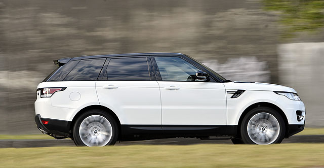 本車全力馳騁起來快速而穩健，澎湃洶湧的3.0 V6機械增壓動力，賦予其0～100公里／時加速7.2秒的性能實力。