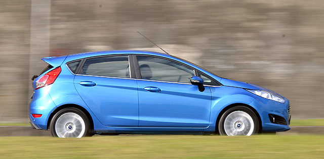 Fiesta 1.0 EcoBoost開起來超乎預期的活潑有力，加速反應暢快無比，加上原本即已備受好評的操控性，說它是百萬以內最富駕駛樂趣的迷你車絕不為過。