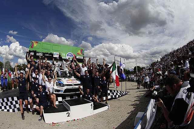 福斯廠隊的Sébastien Ogier（圖中車頂右邊者）在墨西哥Rally以1分12.6秒的可觀差距贏得墨西哥Rally勝利，再度成為車手積分榜上的領先者。