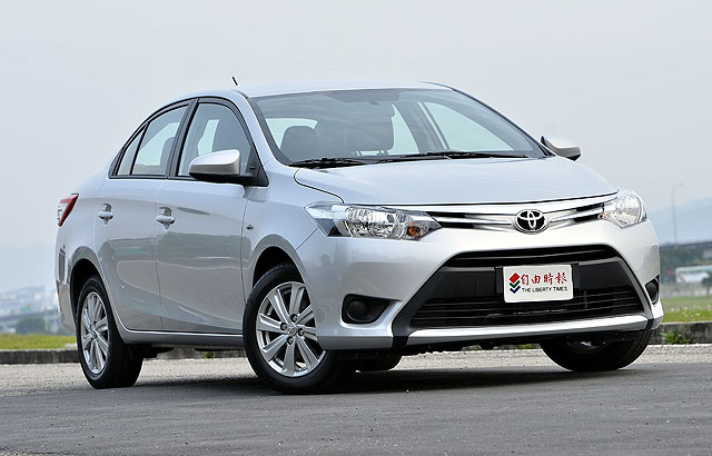 預訂4月正式上市的豐田新Vios小型房車，車頭採用了該品牌新世代產品的Keen Look家族風貌，視覺感相當銳利霸氣；以目前的規配資料來看前霧燈並未列入配備清之列，不過前保險桿上有預留位置，有需要的消費者可日後自行加裝。