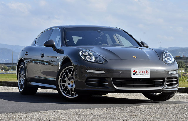 保時捷去年推出的Panamera Executive長軸車款，車頭採用結合4點式LED晝行燈的全新頭燈組，並提供全LED頭燈供消費者選配；而本文所試駕的Panamera 4S Executive則將LED小燈設置於保險桿兩側上緣，以和Panamera車系其他車型有所區別。