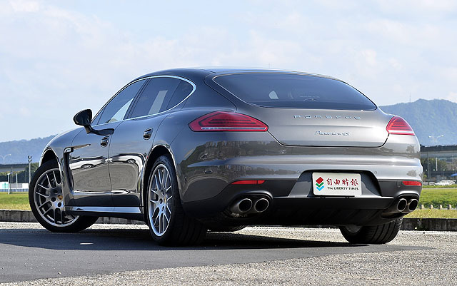這輛長軸版的Panamera 4S Executive車身軸距要比標準版加長了150mm，車尾左右雙邊出的4根圓形排氣尾管，依然透露出GT跑車非凡的性能氣勢。