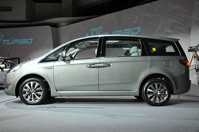LUXGEN 推小改款 MPV「M7 TURBO」