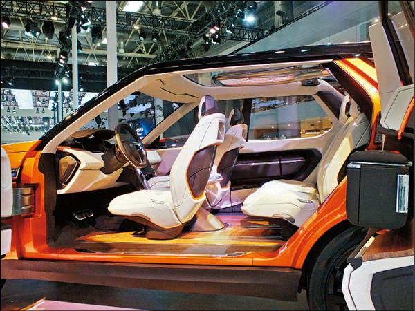 Discovery Vision概念車以對開式車門呈現其前衛的內裝鋪陳與寬敞的車室空間。