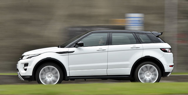 換上9速變速箱的Range Rover Evoque動力傳輸感非常綿密， 0～100公里／時加速僅需7.6秒。儘管是底盤架高的Crossover設定，其明快俐落的操控表現，一點也不輸給低重心的轎車。