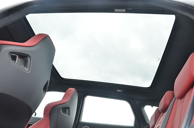 全景式玻璃觀景窗是Prestige以上車型的標準配備，提供絕佳的車室採光，可增進車內乘坐氛圍。