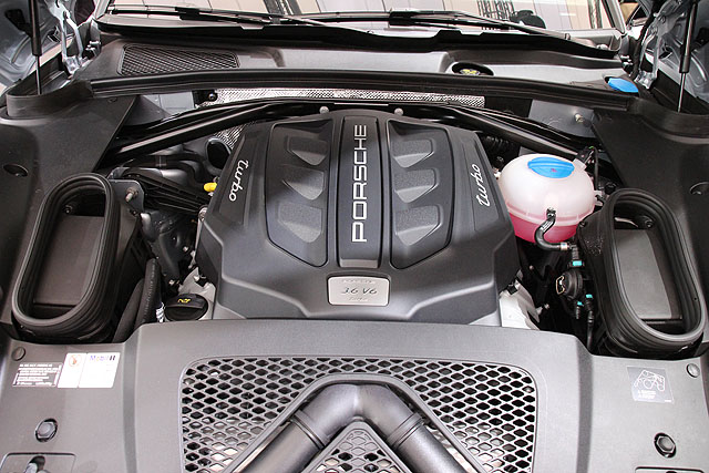 Macan Turbo 擁有400匹馬力，0-100公里／時加速僅需4.8秒，選購跑車套件可再提升到4.6秒。