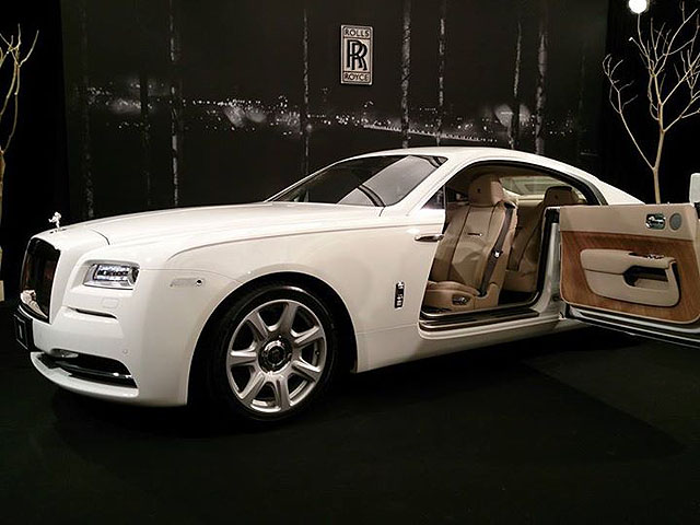 Rolls-Royce Wraith 的車門是往後開的，關門時小心別閃到腰了。(記者張慶輝攝)