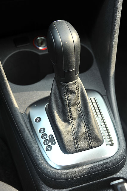 變速系統改採Tiptronic 6速手自排,相較於市場上價位相近的國產迷你車,仍具有檔位數上的實質優勢。