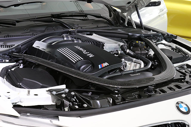 BMW M TwinPower Turbo 雙渦輪增壓直列6缸引擎，可輸出431匹馬力及56.1公斤米扭力，引擎室拉桿更是以CFRP製成。