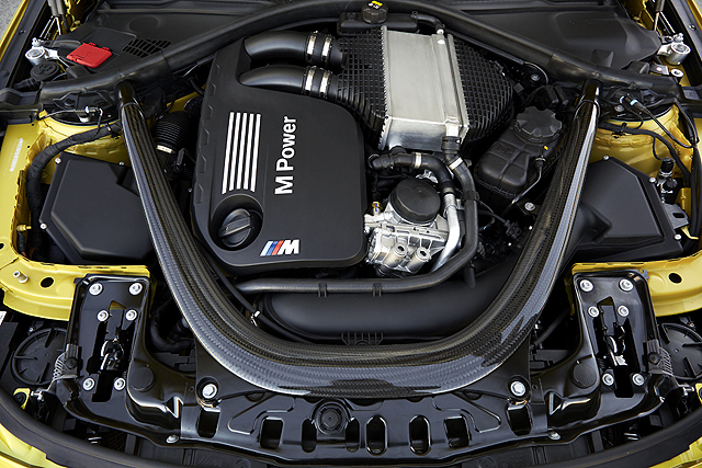 這具3.0升直6 M TwinPower Turbo引擎採用雙渦輪增壓設計，搭配HPI高精準缸內直噴、VALVETRONIC可變汽門揚程與Double-VANOS雙可變汽門正時技術，可輸出431匹最大馬力與56.1公斤米峰值扭力，並透過一根U字形的高強度輕量化碳纖維引擎室拉桿，來強化引擎室周邊的車體剛性。