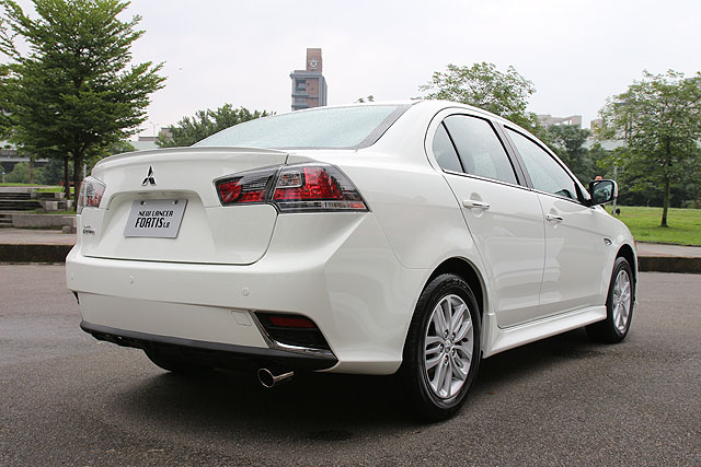 Lancer Fortis有著全新造型的車尾。