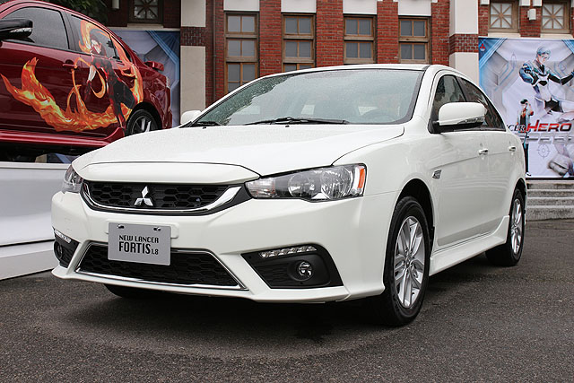Lancer Fortis的車頭使用X型水箱護罩,視覺焦點更集中。