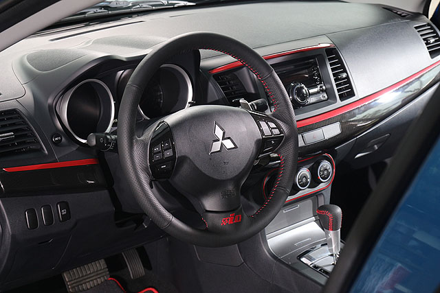 Lancer iO的內裝以黑色為基底，輔以紅色線條點綴，更顯熱血動感。