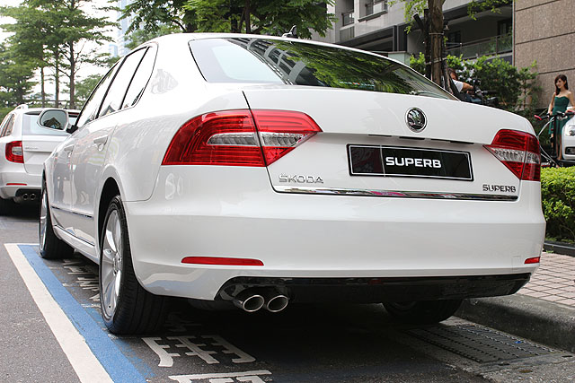 車尾導入水晶切面尾門、以及C型線條尾燈。