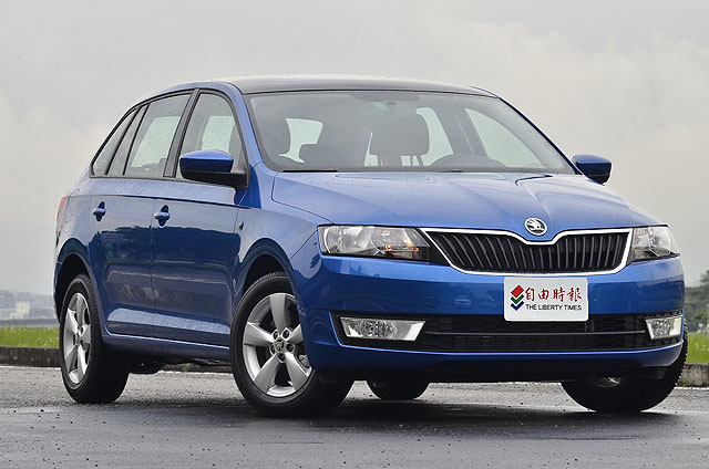 Škoda Rapid Spaceback採取C柱上有小窗的設計，跟Audi A3 Sportback福特Focus、Mazda3、Subaru Impreza、Volvo V40等類Wagon路線的掀背車較為接近，和福斯Golf這類C柱上不開小窗的傳統小型掀背車調性上有所出入。