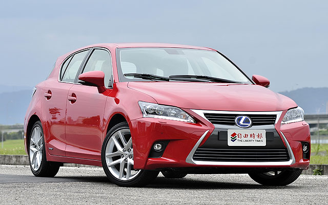 Lexus暢銷Hybrid小型掀背車CT 200h，去年11月下旬在中國廣州車展首演後，很快就導入國內發表上市。車頭改成Lexus招牌的Spindle Grille紡錘型水箱護罩，視覺上更顯動感帥氣。