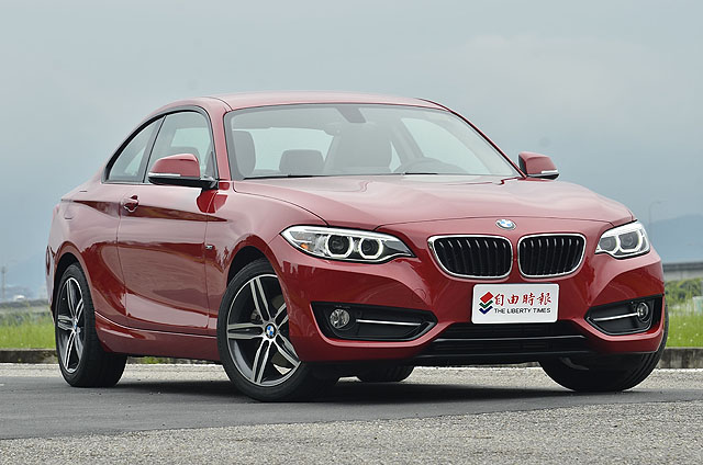 BMW 2系列雙門Coupé雖然和1系列掀背車共用底盤平台，然而重新設計過的車頭燈與結合雙腎水箱護罩的前保險桿氣壩，使其流露出與1系列掀背車迥異的車頭視覺感，搭配帥氣流線的雙門Coupé車身，一看就是款嶄新的個性化小跑車。
