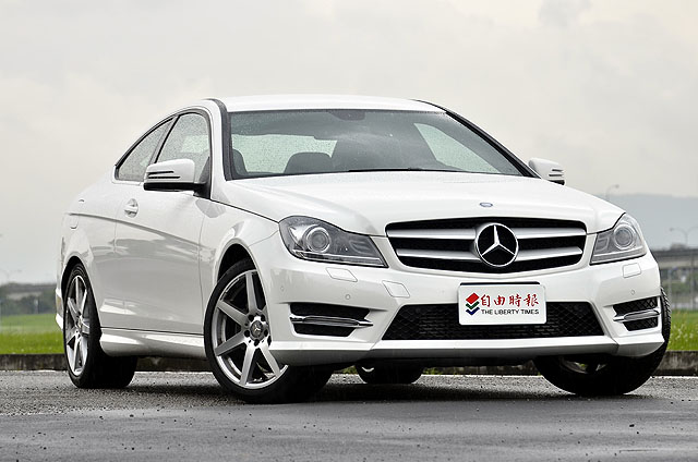 賓士C180 Coupé車頭採用視覺動感時尚的雙柵式水箱護罩，車身尺碼略小於E-Class Coupé，對想坐擁個人化雙門Coupé的年輕都會新貴肯定很有說服力。