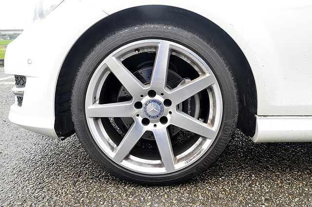 足下配置18吋AMG 7輻造型鋁圈，搭配前225/40ZR18、後255/35ZR18的德國馬牌CSC 5高性能跑車胎，裡面的通風煞車碟則為鑽孔盤面。