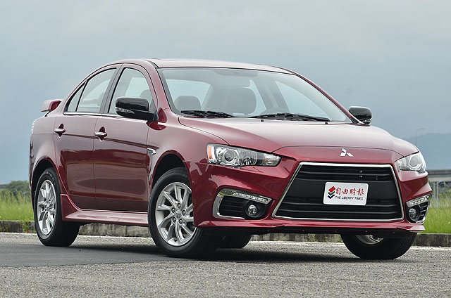 儘管日本三菱原廠沒有任何小改款動作，但在台灣中華汽車主導下Lancer iO進行了本土化小改款，把原本位於水箱護罩上的三菱廠徽移至引擎蓋前方，並將前保桿兩側的霧燈加上附有LED晝行燈的鍍鉻框飾，讓整個車頭視覺感更顯刁鑽華麗。