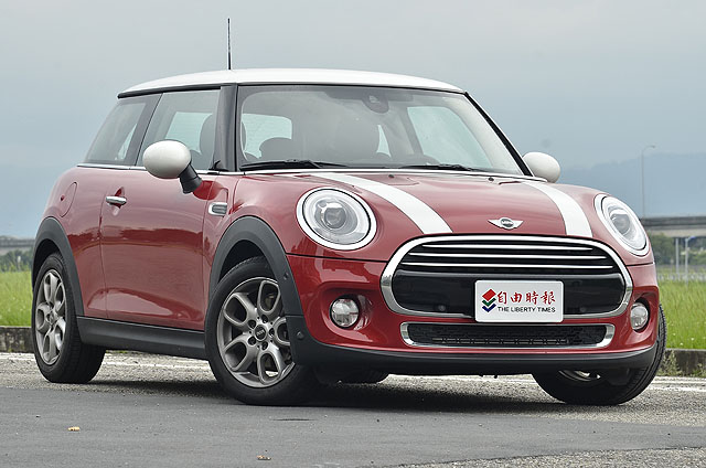 全新F56世代的MINI車身尺碼要比前兩代成長不少，這裡試駕的Cooper車型車長已來到3,821mm，軸距則有2,495mm，外觀雖承襲了該品牌經典的造型DNA，但仍在許多細節上加入的新的設計元素。