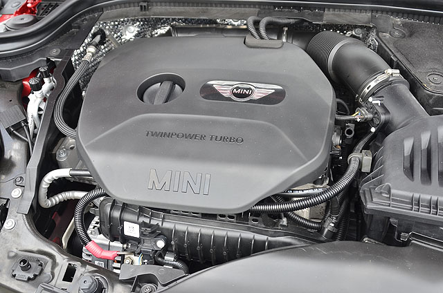 這具BMW集團全新開發的1.5升3缸TwinPower Turbo引擎，可輸出136匹最大馬力及22.4公斤米峰值扭力，儘管怠速運轉時看起來震動不小，但透過緩衝效果頗佳的引擎腳設計，坐在車內幾乎感覺不到多少引擎的震動。