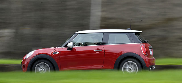 新MINI Cooper開起來要比前兩代明顯穩健不少，展現與母集團BMW相當類似的駕馭感受；其0～100公里／時加速僅需7.8秒，已經跟上一代Cooper S鋼砲相去不遠。